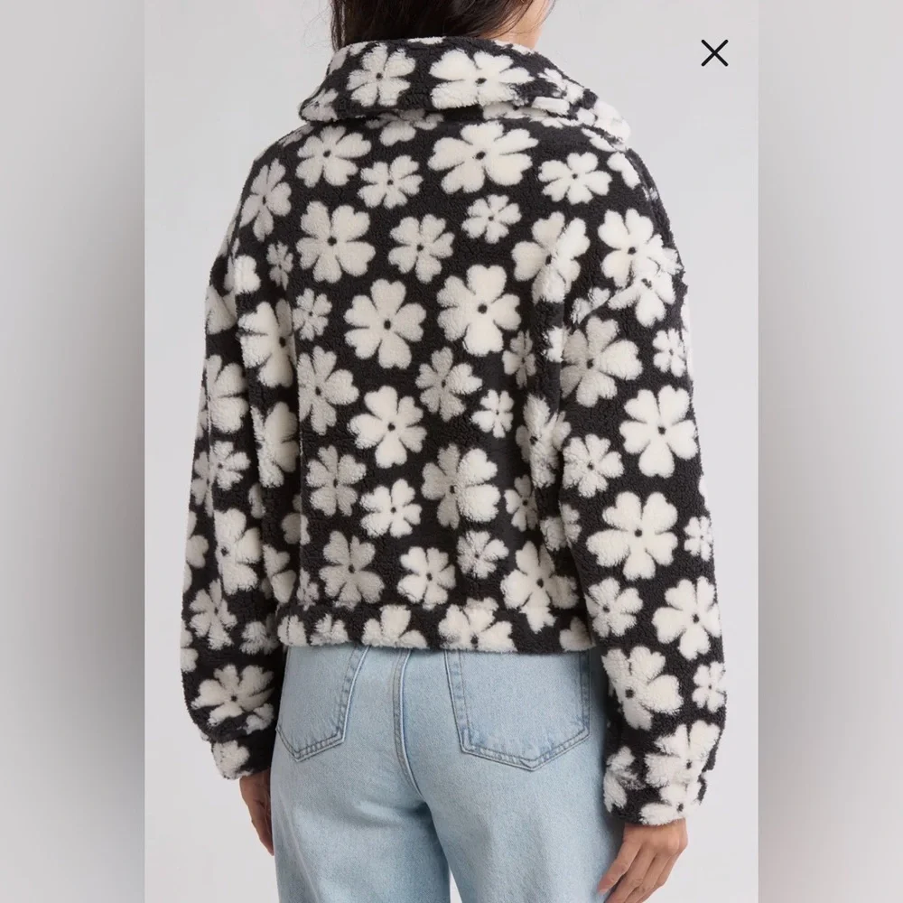 Billabong Warmed Up Floral Fleece Shacket sz Large in Black and White Flower - Picture 2 of 9